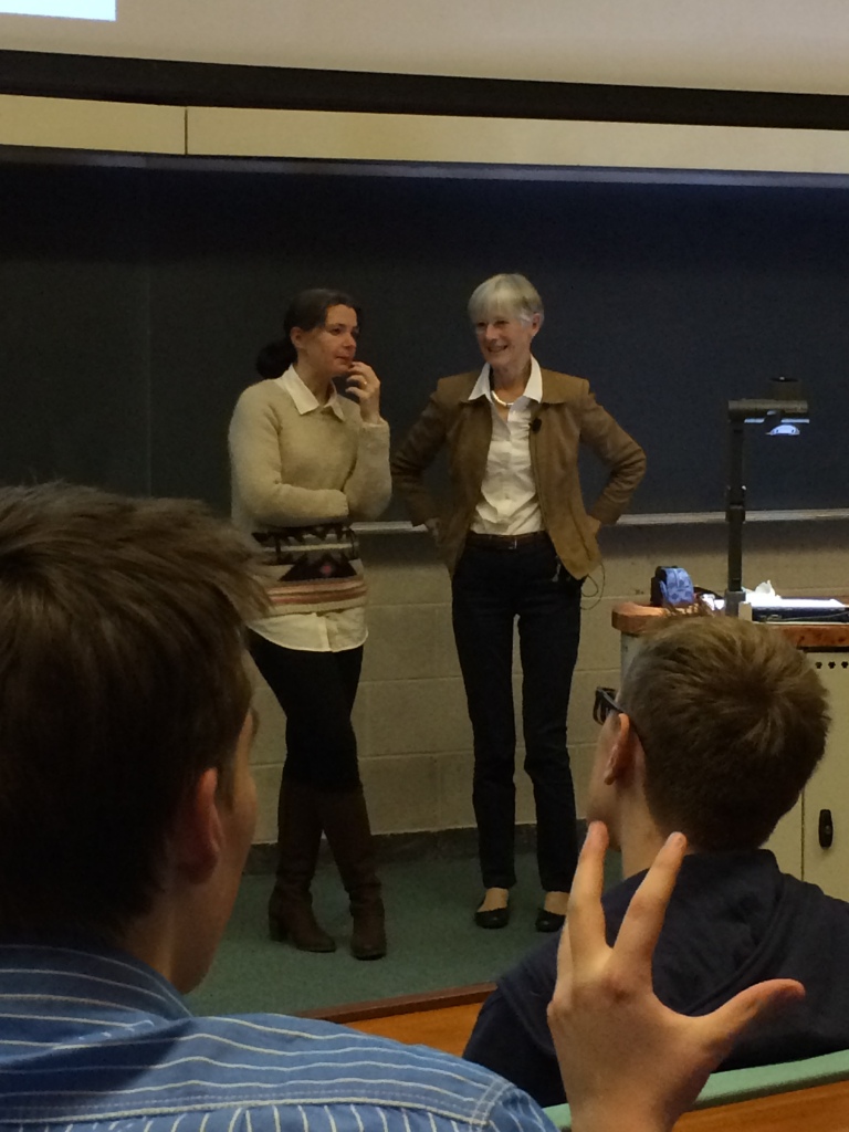 Die rechte Dame ist Dr. Julia Riley